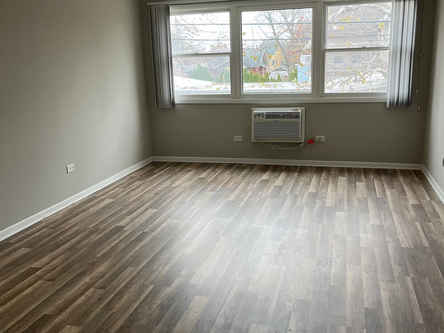 1327 E Prairie Ave — Photo 3