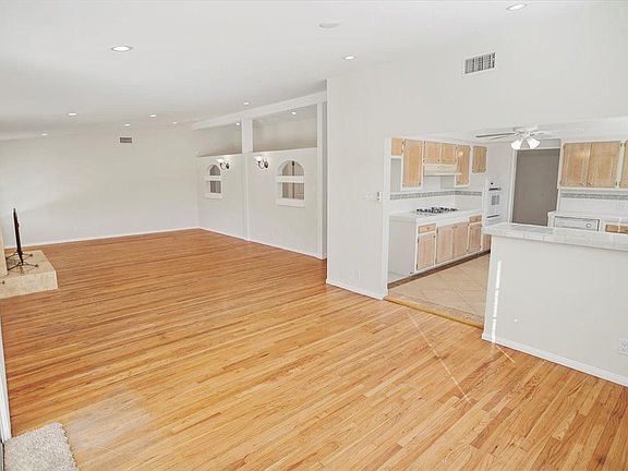 4th image of 8925 Balboa Blvd