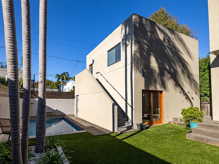 831 Dickson St — Photo 15