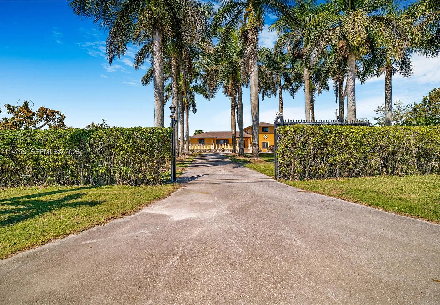 6 bed, 4.0 bath, 3352 sqft, $6,499 — Photo 4