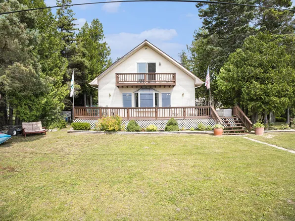 1445 Us Highway 2 W, Saint Ignace, MI 49781