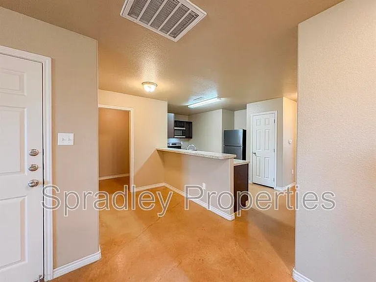 725 Laila Ln — Photo 3