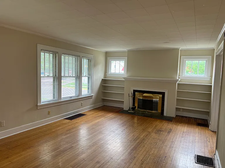 918 Robinson St — Photo 7