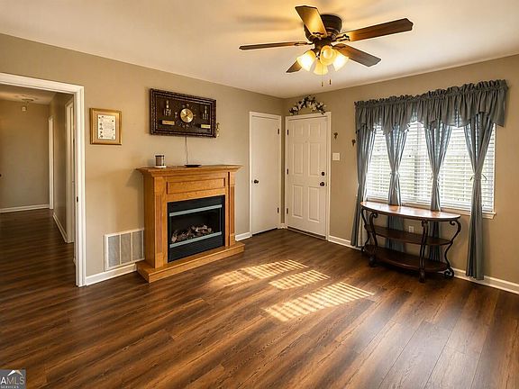 3rd image of 3617 Columbine Dr
