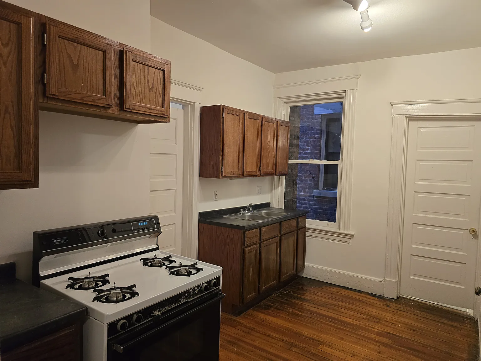 2 bed, 950 sqft, $1,100 — Photo 3