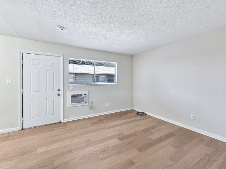 ROCKINGHAM APARTMENTS — Photo 7