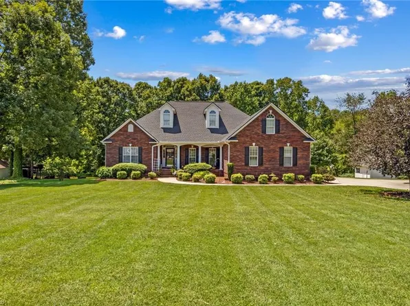 276 Falcon Crest Ln, Salisbury, NC 28147