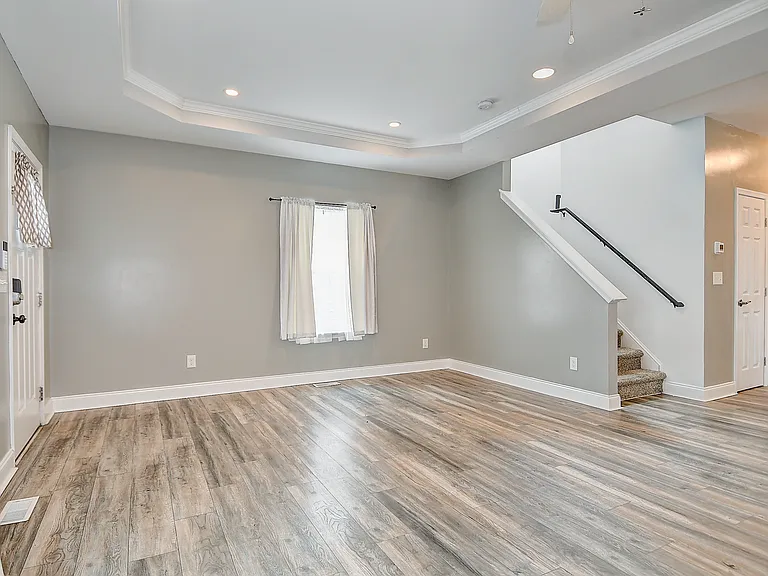 224 Taylor Ave W — Photo 9