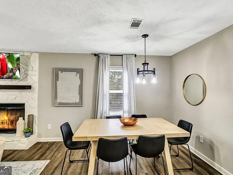 3017 Valley View Dr — Photo 3