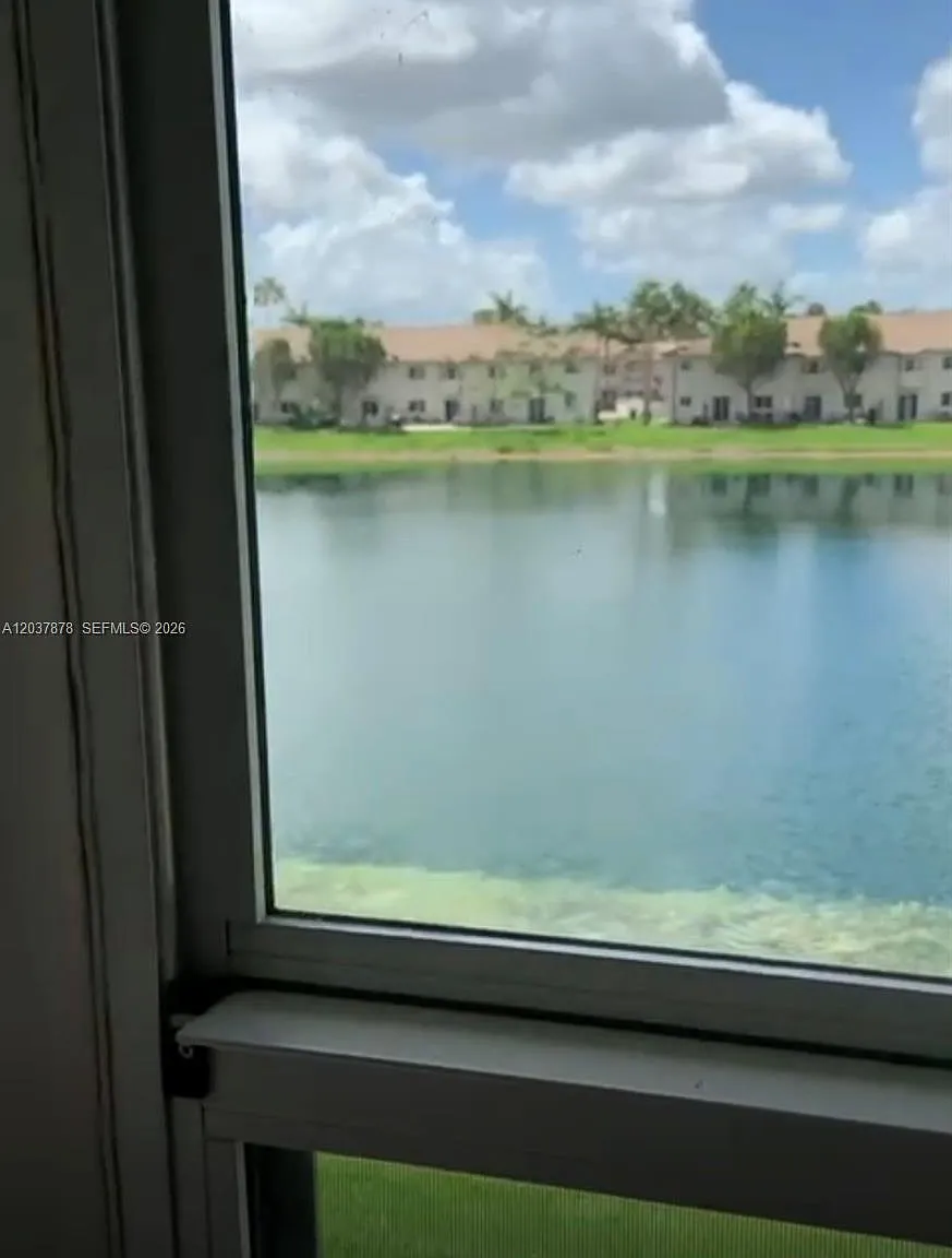 Venetia Gardens Condo — Photo 1
