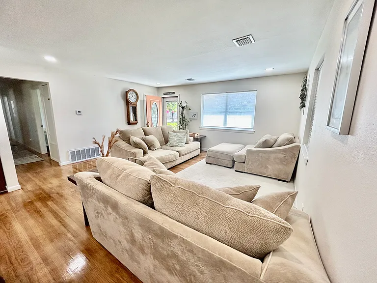 756 Boxwood Dr — Photo 2