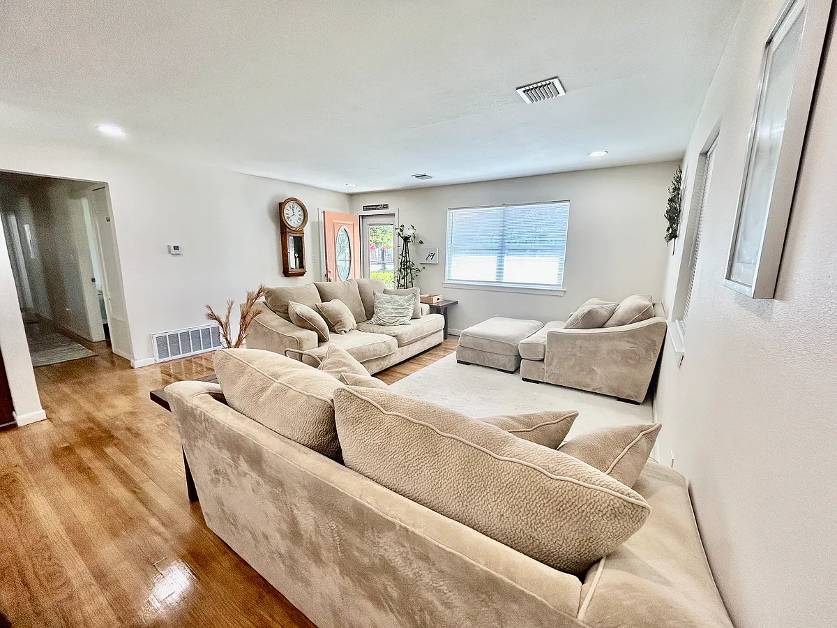 Building Photo - 756 Boxwood Dr