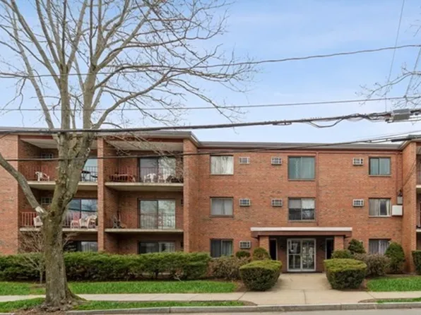 53 Paul St APT 15, Newton, MA 02459