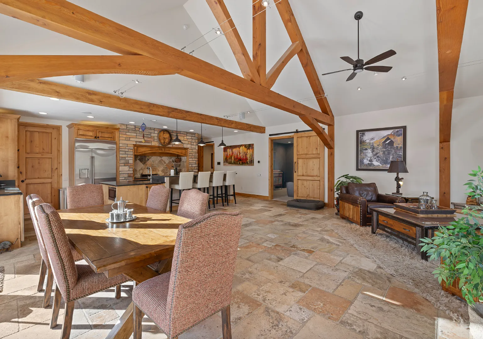 4 Car Garage! Hot Tub! Fully Furnished! 5-6 Month Winter rental! — Photo 3
