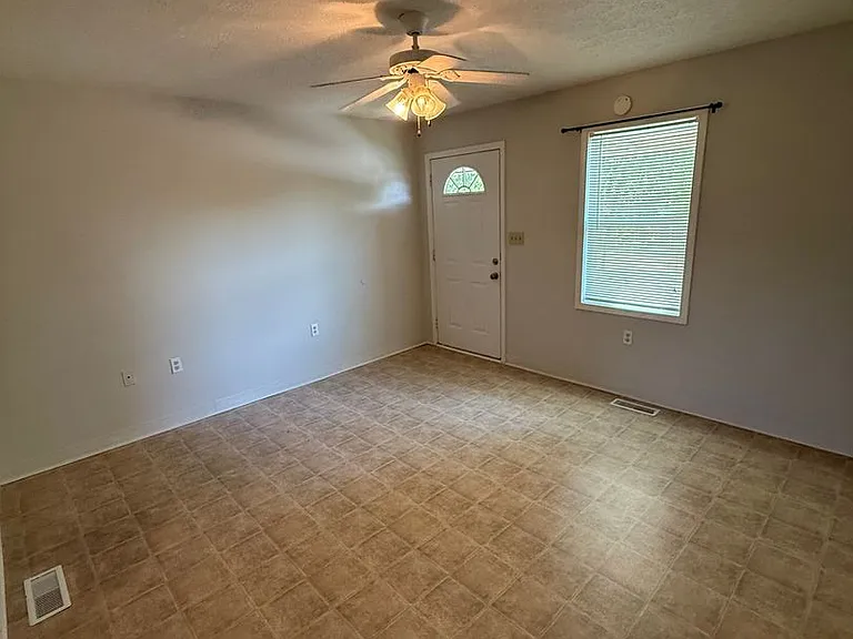264 Peterson Ave — Photo 4