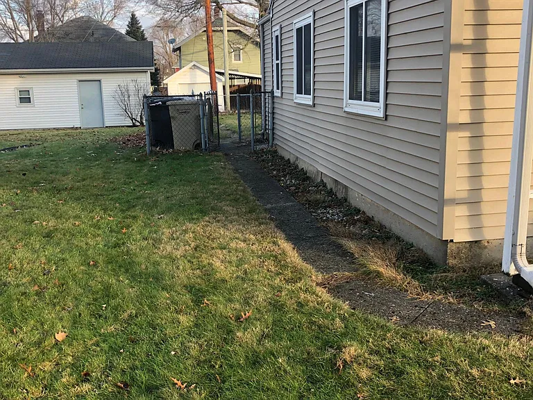 1115 Altgeld St — Photo 20