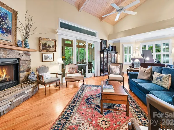 43 Towne Place Dr, Hendersonville, NC 28792