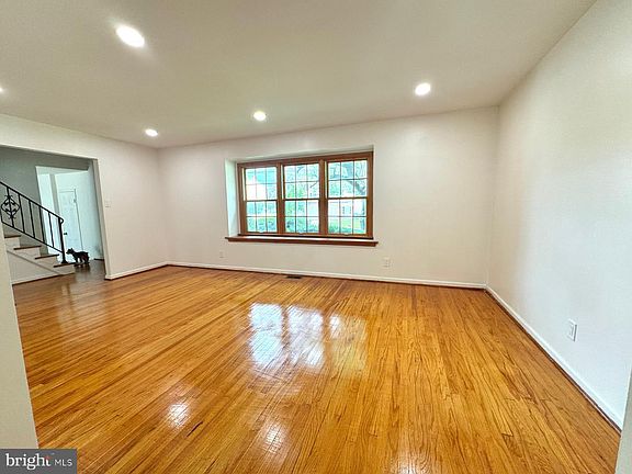 3rd image of 1104 Hudson Ave