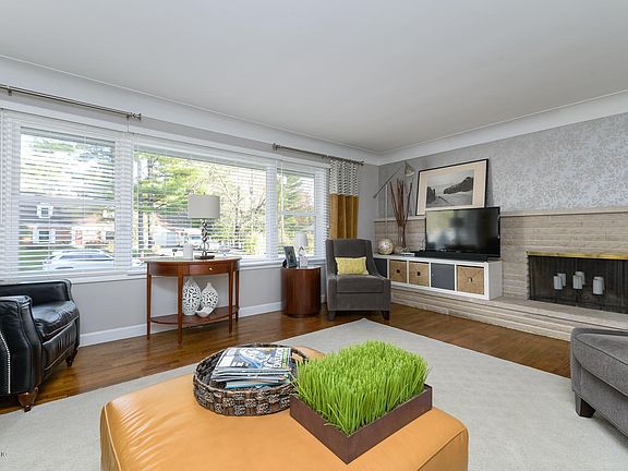 4th image of 107 Christopher Ln