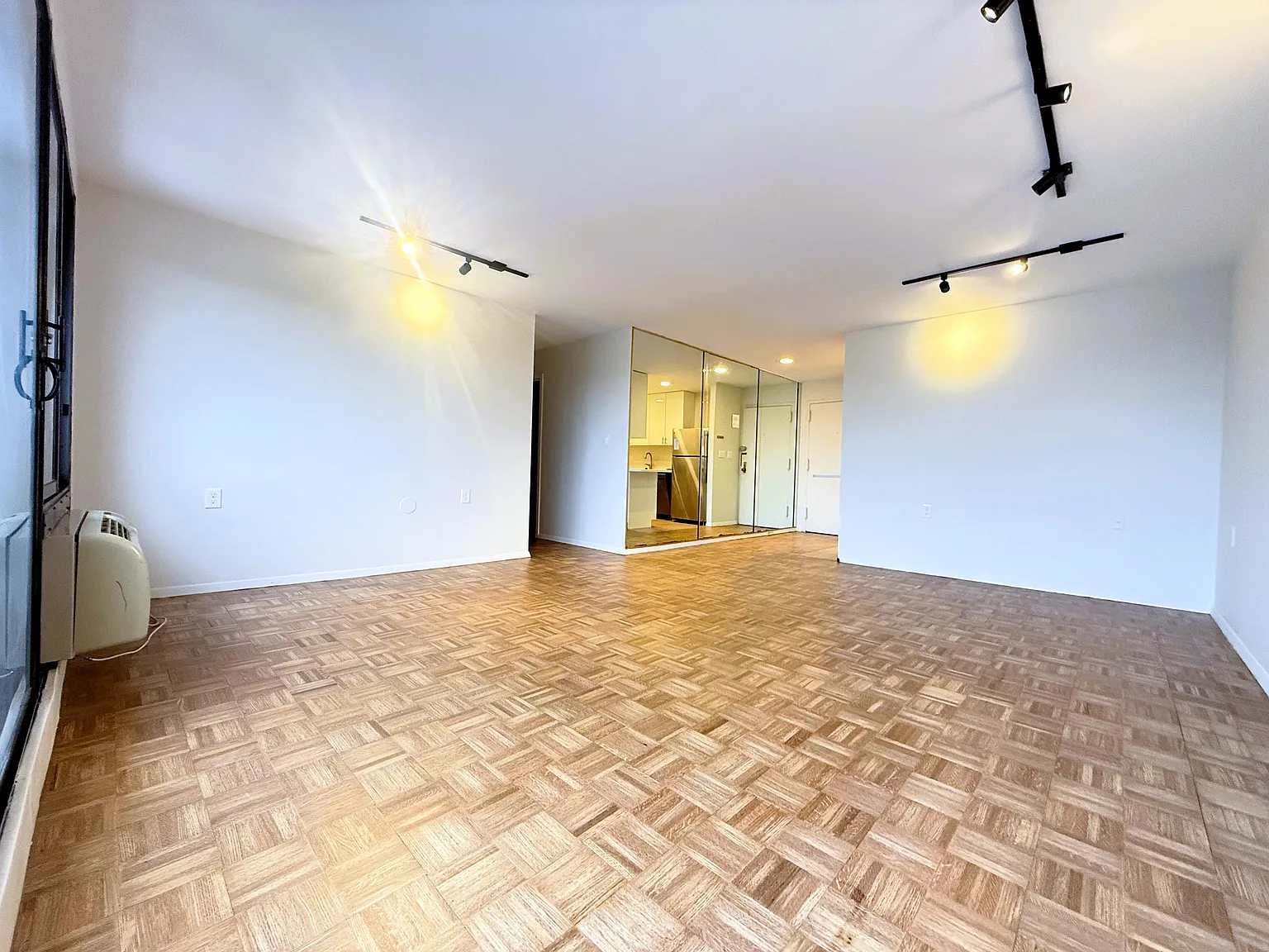 2 bed, 875 sqft, $4,000 — Photo 2