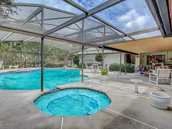 3rd image of 100 Tarpon Cir