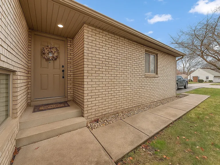 2744 Hart Rd — Photo 2