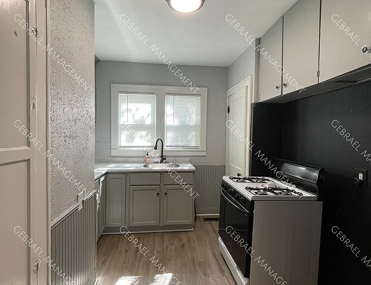 916 Perry St — Photo 14
