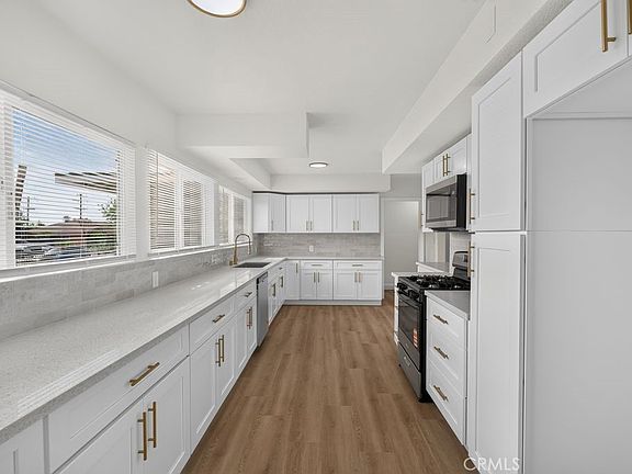 4th image of 932 N Encina Ave