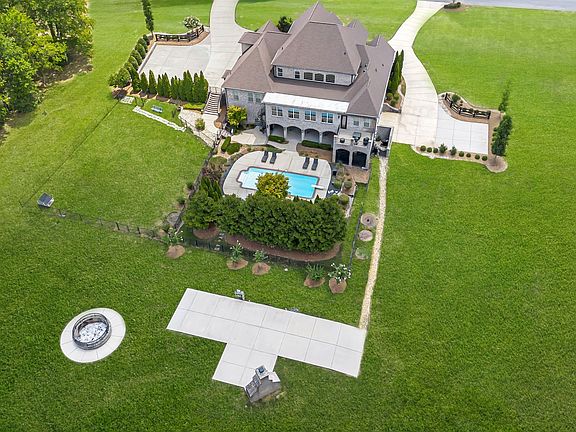 2nd image of 3933 Lakebrook Dr