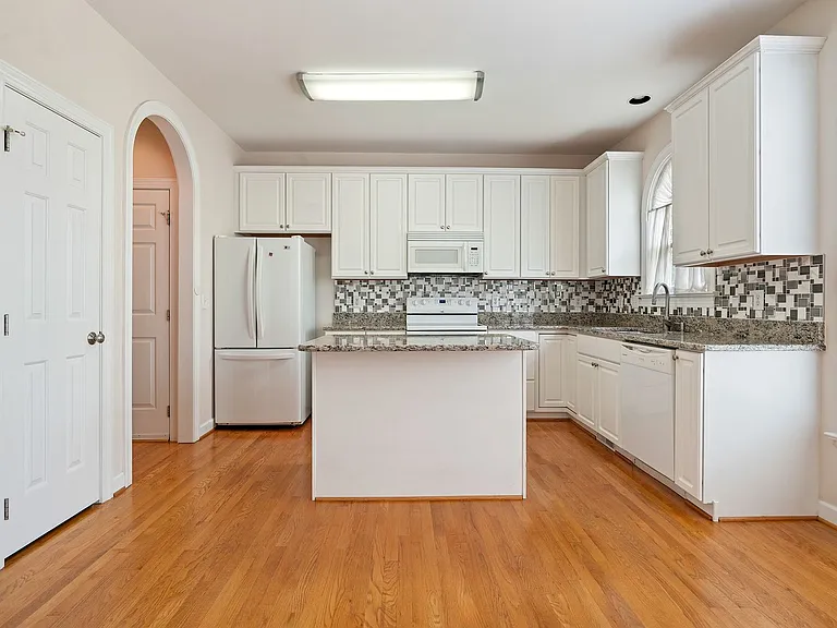 202 Greenview Dr — Photo 15