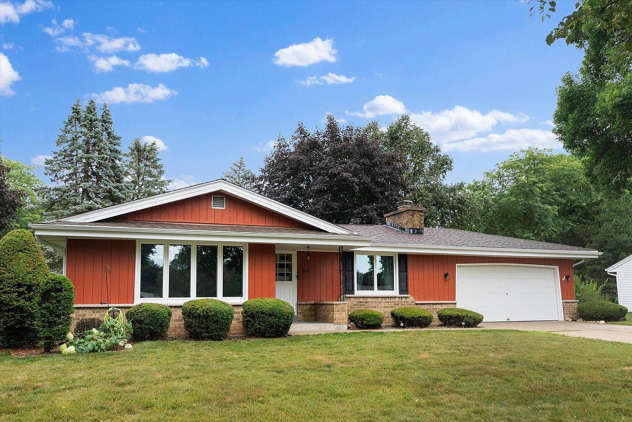 305 South University DRIVE, Waukesha, WI 53188 MLS 1844003 Zillow