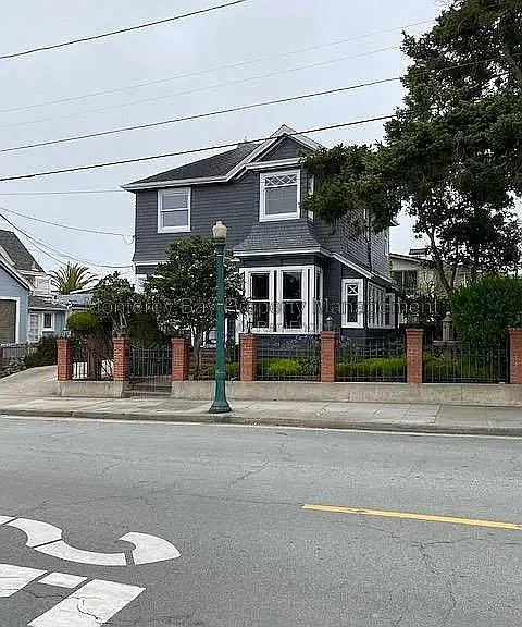 3 bed, 2.0 bath, 1900 sqft, $5,395 — Photo 2