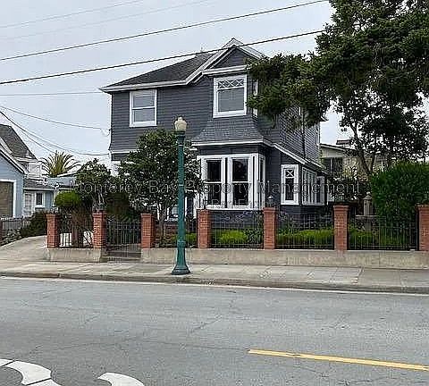 2nd image of 405 Forest Ave