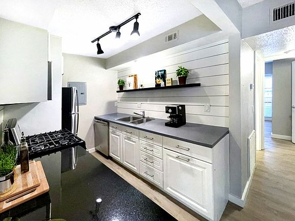 5th image of 5106 N 1/2 Lamar Blvd #112