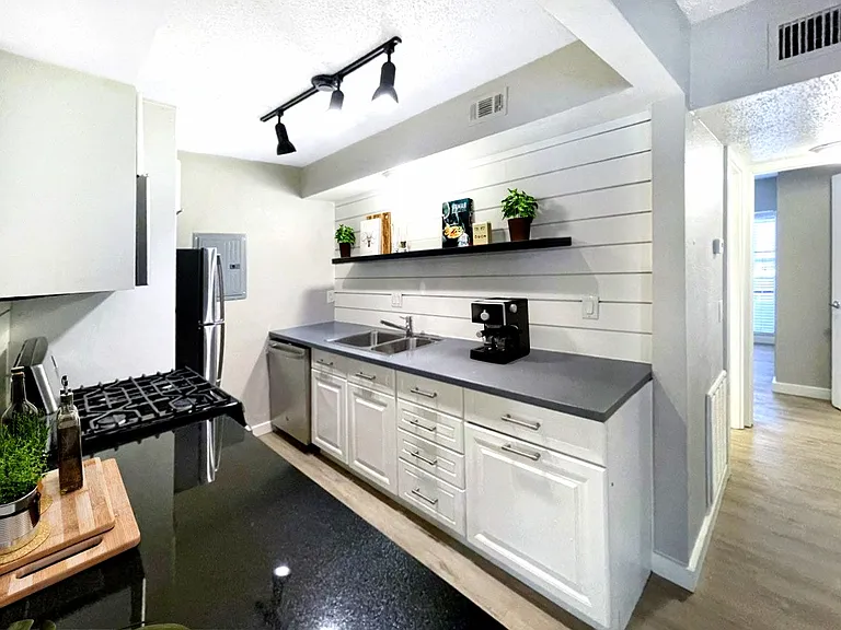 5106 N 1/2 Lamar Blvd #112 — Photo 5