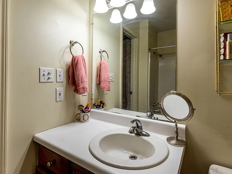 211 Chevy Chase Dr — Photo 30