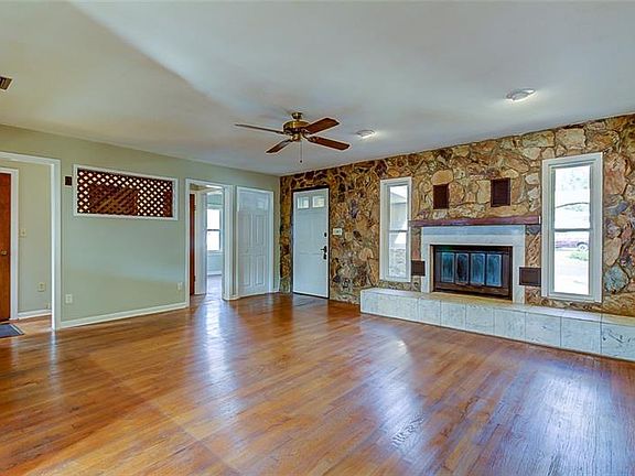 4th image of 704 S Hillcrest Ave