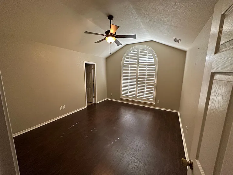 1610 Morrow Ln — Photo 4