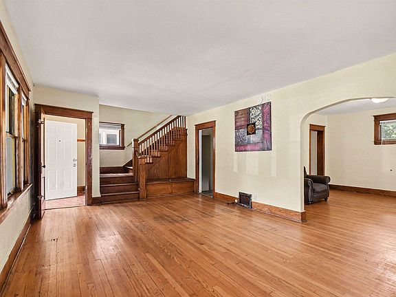 3rd image of 123 E Victoria St