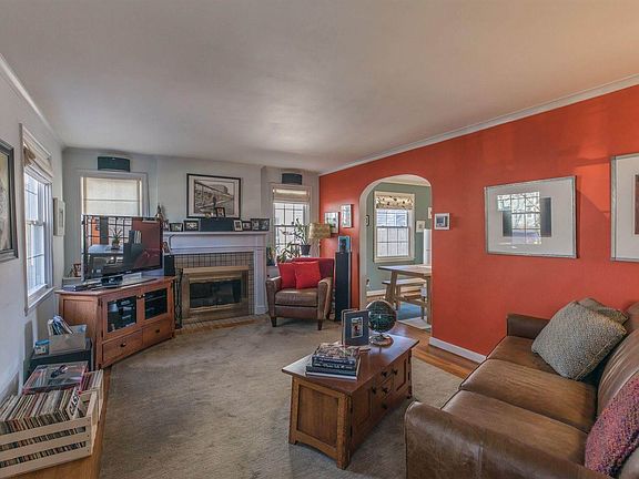 3rd image of 924 Montrose Ave