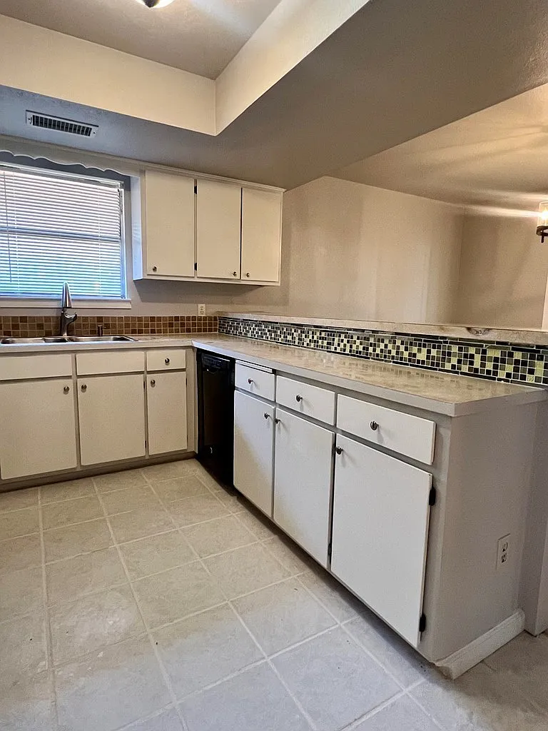 3 bed, 2.0 bath, 1712 sqft, $2,300 — Photo 4