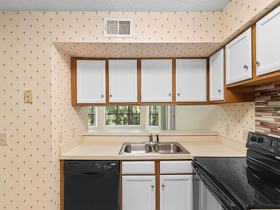 3rd image of 4601 Greenbriar Dr. #202A
