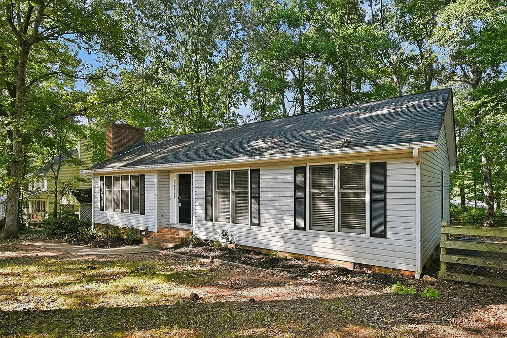 3 bed, 2.0 bath, 1323 sqft, $2,105 — Photo 3
