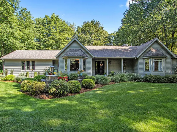 26278 Bordeaux Valley Dr, Lawton, MI 49065