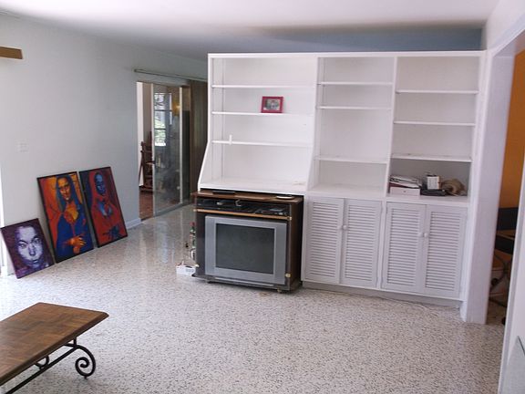 5th image of 8624 Caracas Ave
