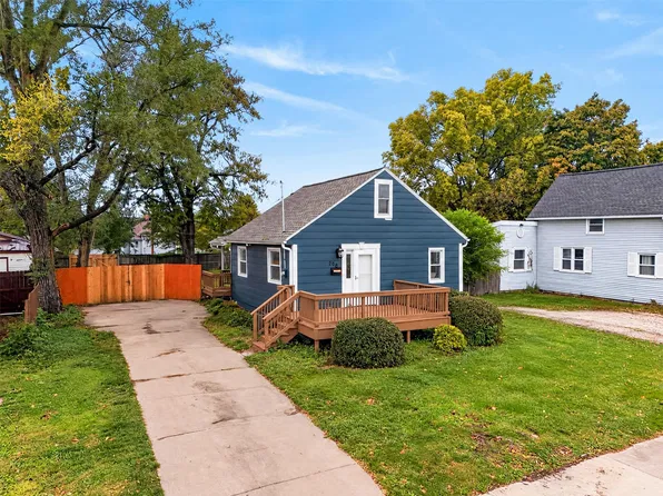 208 8th St, West Des Moines, IA 50265