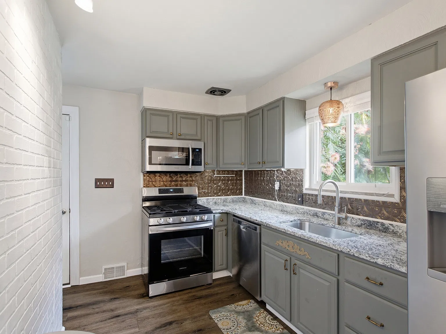 3 bed, 1026 sqft, $2,000 — Photo 4