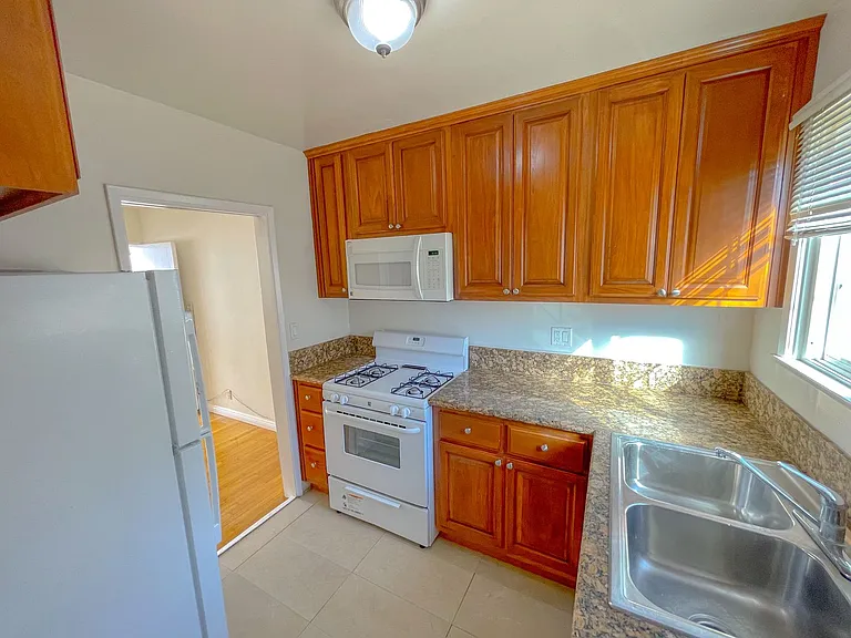 Eastborne Apartments — Photo 4