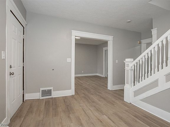 4th image of 5614 Drake Ave