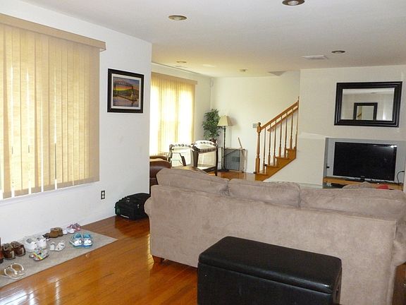 4th image of 9 Whittier Ave